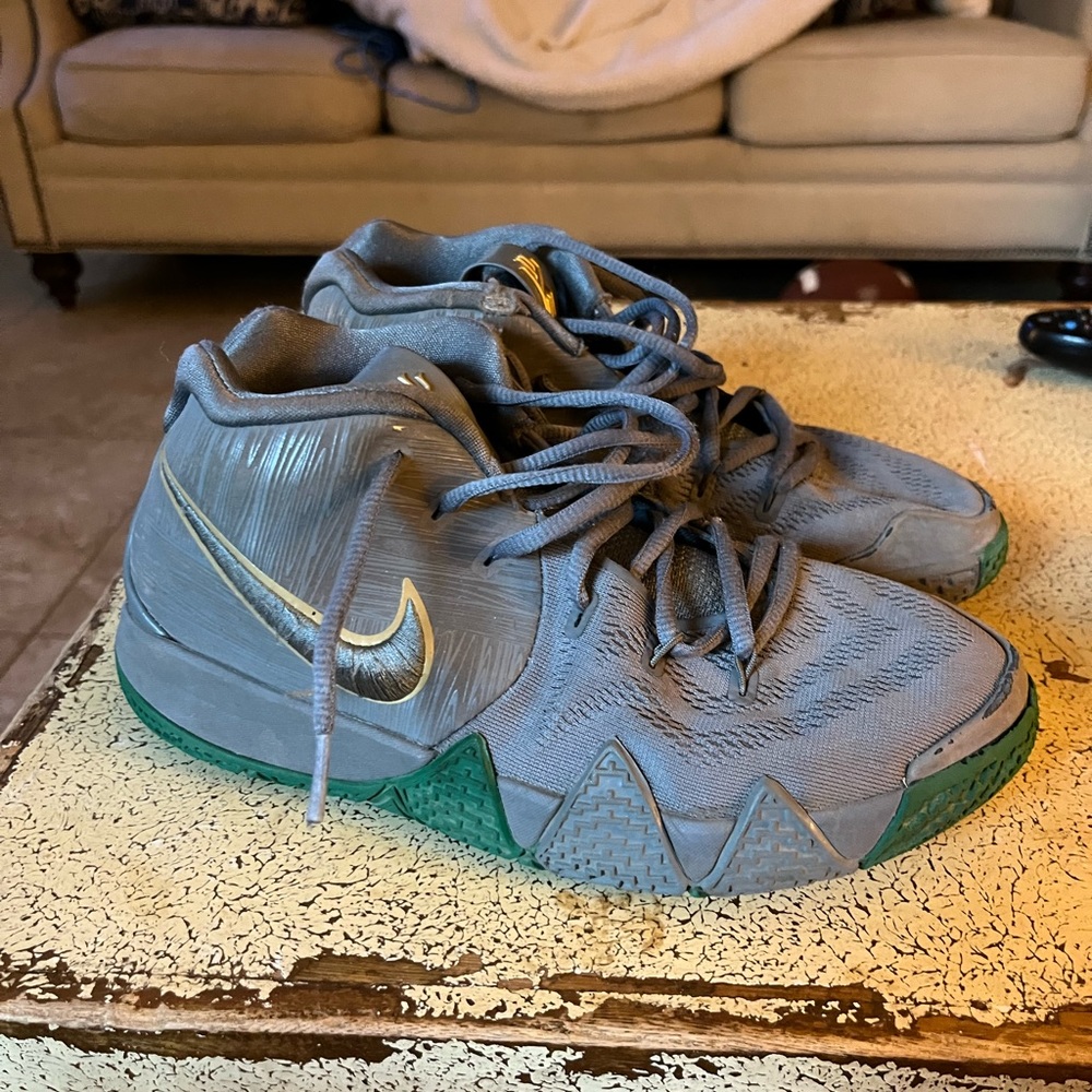 Kyrie 4 size 6.5